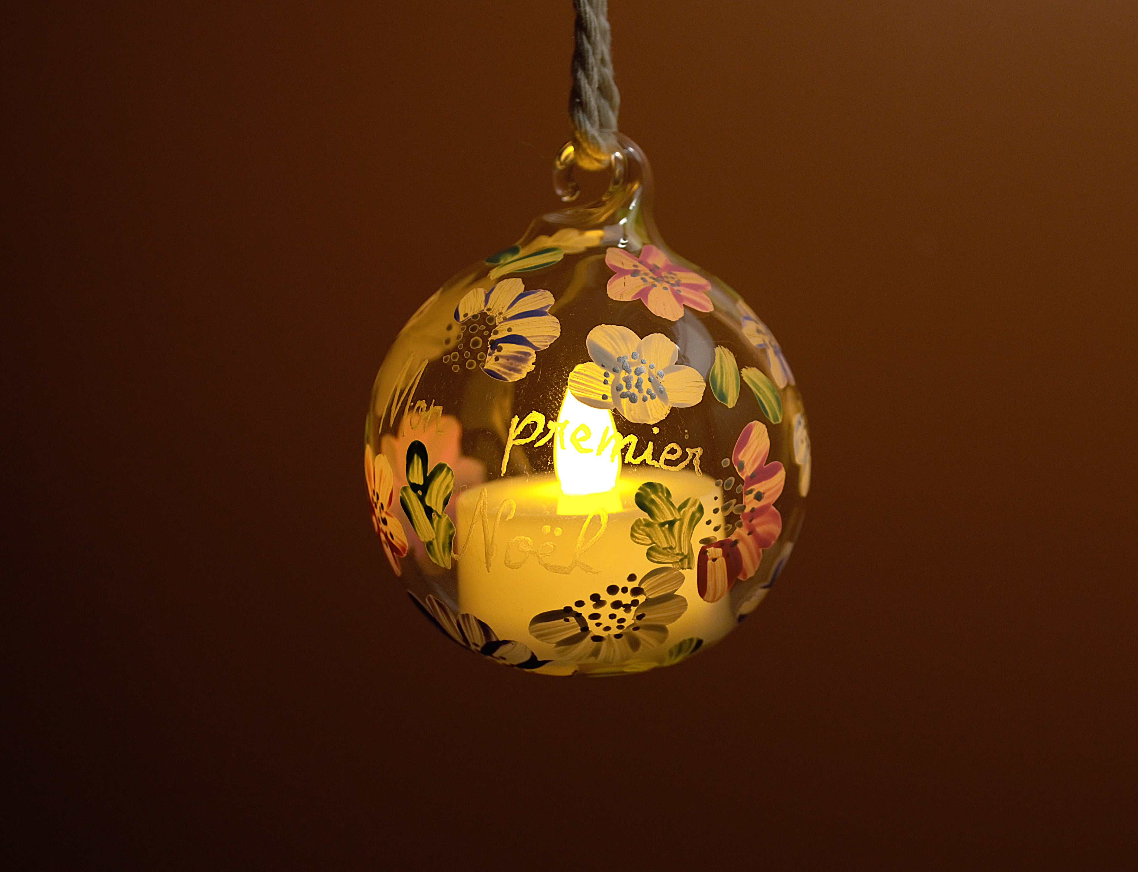 Boule en verre illuminée à suspendre personnalisée