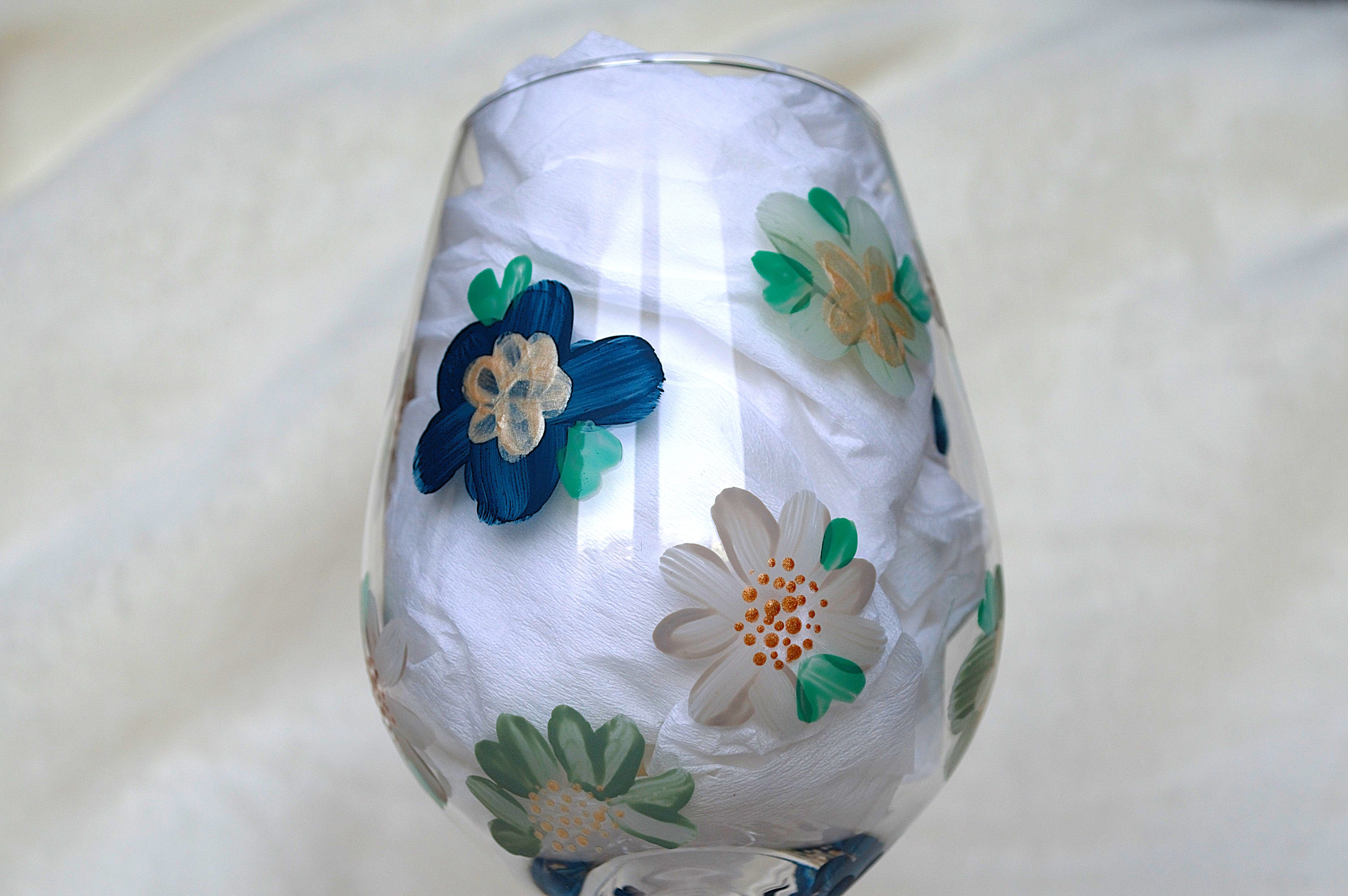 Verre à vin fleuri bleu/vert/gris